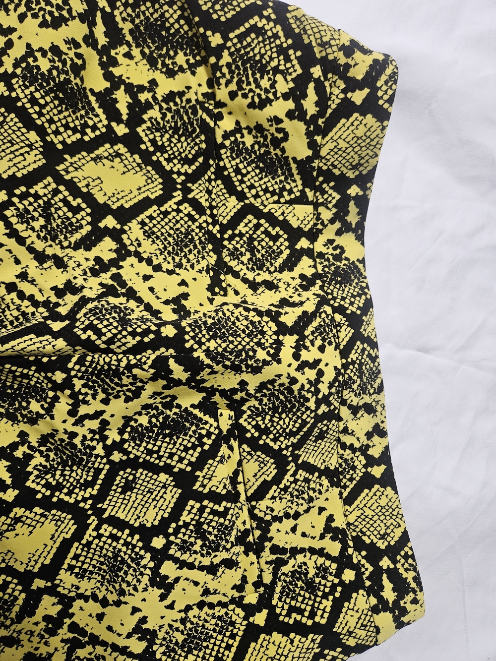 New York & Company Yellow Snake-Print Cropped Wide-Leg Pants - Picture 4 of 10